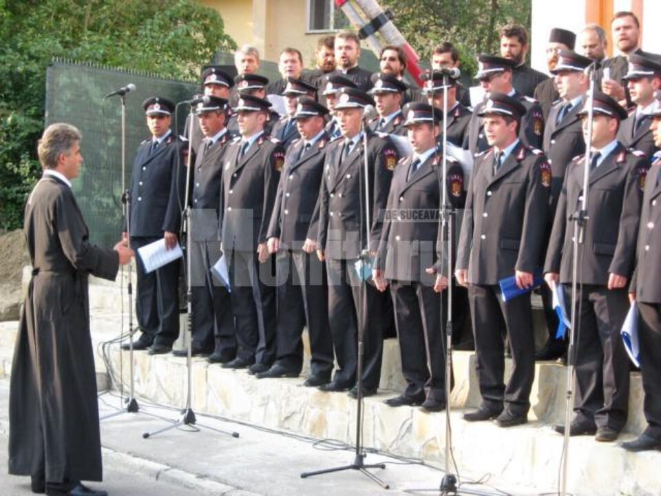 Corala Detașamentului de Pompieri Suceava, dirijată de preotul militar al instituției, Ovidiu Iacob Corala Detașamentului de Pompieri Suceava, dirijată de preotul militar al instituției, Ovidiu Iacob
