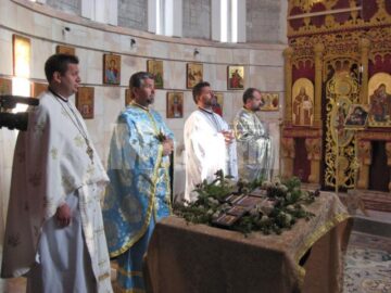 Zeci de pompieri, prezenți joi la hramul Bisericii Militare „Sf. Ierarh Iosif de la Partoș”