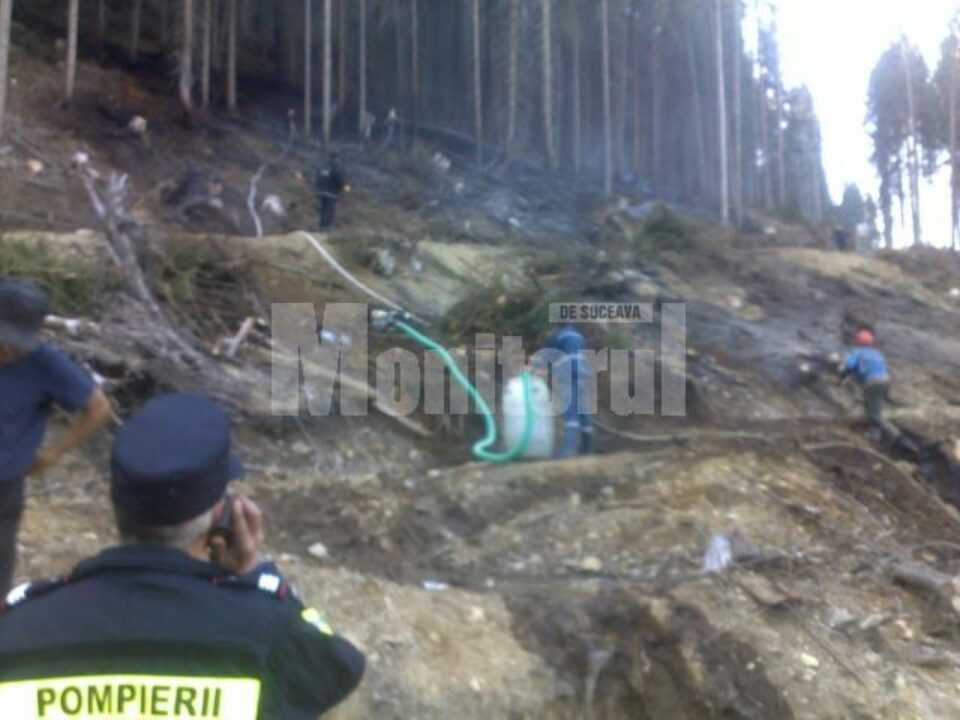 Zeci de pompieri și silvicultori au intervenit pentru prevenirea unui incendiu de pădure Zeci de pompieri și silvicultori au intervenit pentru prevenirea unui incendiu de pădure