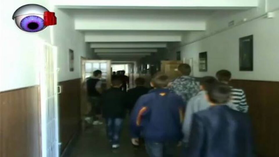 Elevi și profesori, evacuați din școală de pompieri