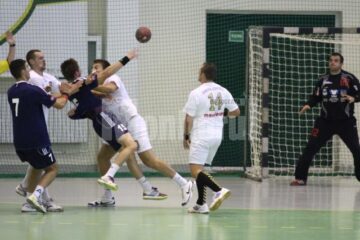 Universitarii s-au apărat foarte bine, măcinându-și fizic un adversar foarte tânăr și fără experiență