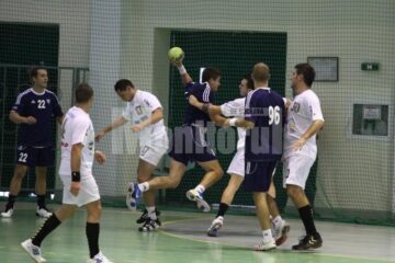 Universitarii s-au apărat foarte bine, măcinându-și fizic un adversar foarte tânăr și fără experiență