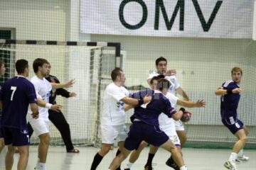 Universitarii s-au apărat foarte bine, măcinându-și fizic un adversar foarte tânăr și fără experiență