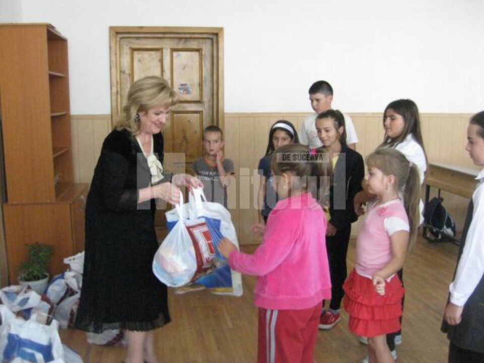 Deputatul PD-L de Suceava Sanda-Maria Ardeleanu a oferit pachete cu alimente și dulciuri unui număr de 15 copii din Ițcani
