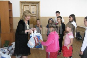 Deputatul PD-L de Suceava Sanda-Maria Ardeleanu a oferit pachete cu alimente și dulciuri unui număr de 15 copii din Ițcani