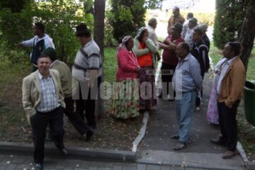 Bulibașa romilor din Bosanci a venit la Parchet însoțit de rudele fetei răpite