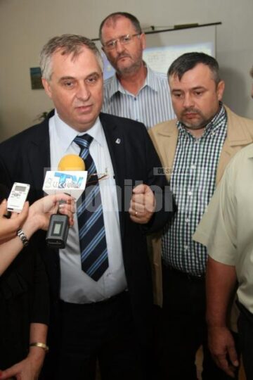 Ministrul Vreme și parlamentarii Bălan, Onofrei și Ardeleanu au inaugurat un laborator de informatică la școala din Ipotești