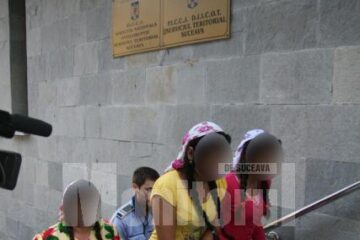 Țigăncușa răpita (cea în roșu) și cealaltă fată cu care se afla în momentul răpirii, aduse la Parchet pentru a fi audiate