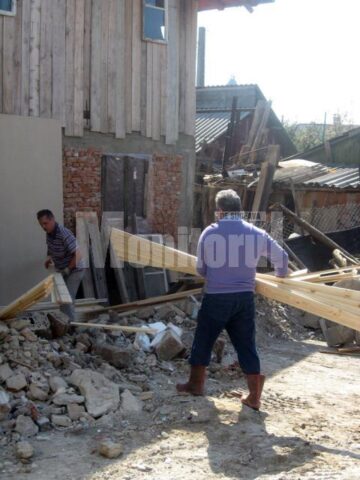 Primarul Ion Lungu a ajutat la descărcarea materialelor de construcții oferite sinistraților