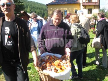 Gheorghe Flutur i-a servit pe turiști cu plăcinte