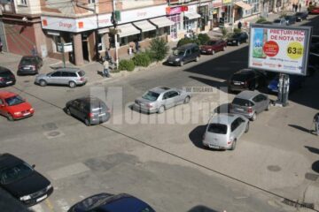 Mercedesul a stat aproximativ 10-15 minute oprit în fața trecerii de pietoni