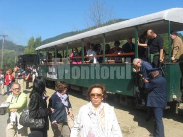 Doua mocănițe i-au plimbat pe ziariștii de turism veniți la Moldovița