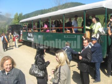 Doua mocănițe i-au plimbat pe ziariștii de turism veniți la Moldovița