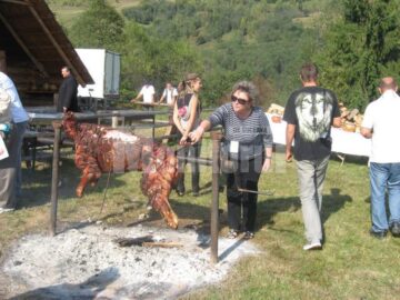 Primire cu buciume și cu bucate tradiționale din Bucovina