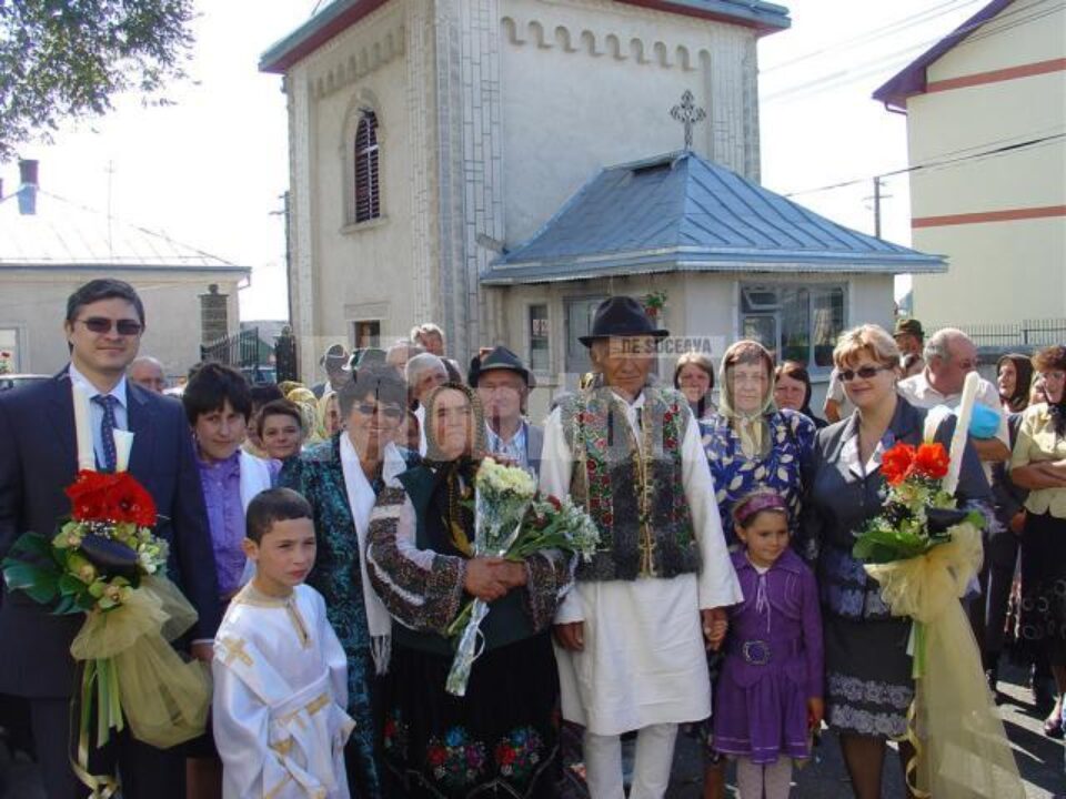 Cătălina și Ionuț Vartic au cununat la nunta de aur 11 cupluri din Stroiești