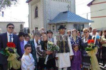 Cătălina și Ionuț Vartic au cununat la nunta de aur 11 cupluri din Stroiești