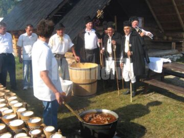 Primire cu buciume și cu bucate tradiționale din Bucovina
