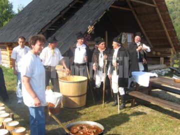 Primire cu buciume și cu bucate tradiționale din Bucovina