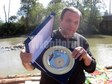 Gheorghe Flutur a primit o placheta din partea FIJET