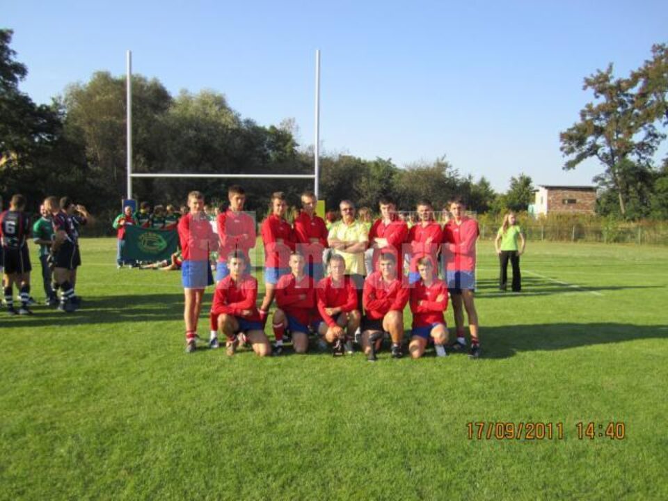 Deși nu sunt specialiști în rugbiul în 7, elevii antrenați de Dumitru Livadaru s-au descurcat onorabil la turneul din Polonia Deși nu sunt specialiști în rugbiul în 7, elevii antrenați de Dumitru Livadaru s-au descurcat onorabil la turneul din Polonia