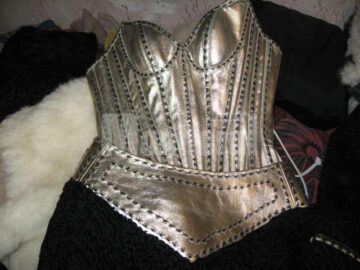 Corset din piele box aurie cu broderie manuală