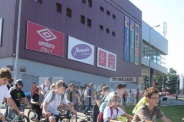Un convoi neobișnuit, de bicicliști, rolleri și pietoni, a mărșăluit ieri pe străzile Sucevei