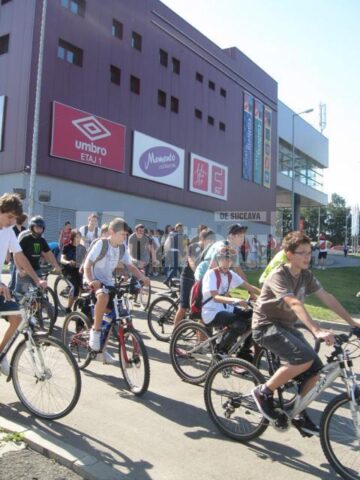 Un convoi neobișnuit, de bicicliști, rolleri și pietoni, a mărșăluit ieri pe străzile Sucevei