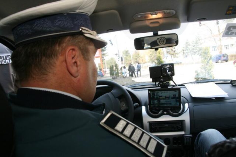 MAI vrea să testeze integritatea angajaților din "zonele vulnerabile la corupție", cum ar fi Poliția de Frontieră sau Poliția Rutieră