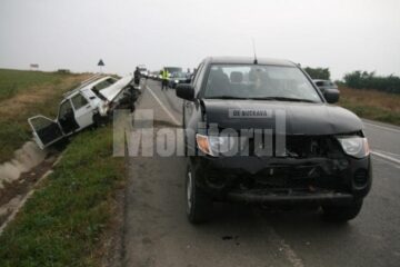Șocul impactului a aruncat Dacia în afara drumului