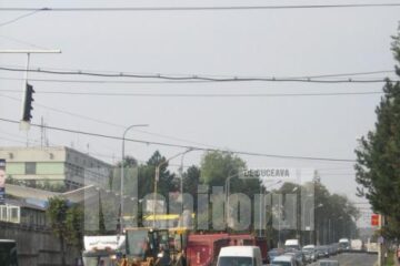 Blocaj de circulație pe bulevardul 1 Decembrie 1918, în spatele utilajelor de asfaltare