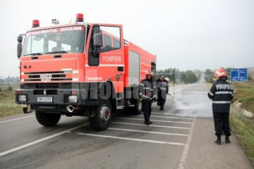 Pompierii au intervenit pentru a curăța carosabilul