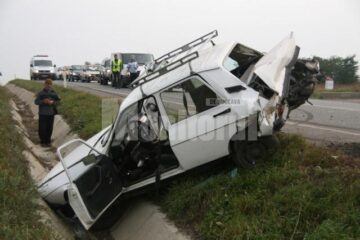 Partea din spate a autoturismului Dacia, un morman de fiare