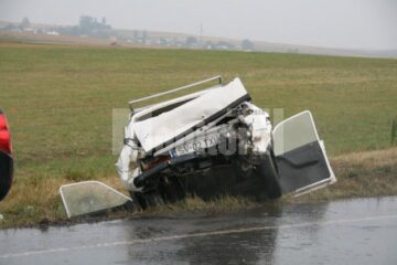 Partea din spate a autoturismului Dacia, un morman de fiare
