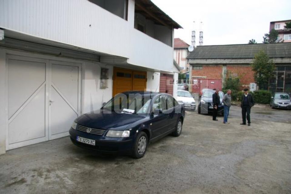 Mașina cu numărul TX 3270 XC a fost lăsată vineri noapte în fața garajelor