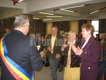 Primarul Ion Lungu a ciocnit cu sărbătoriții o cupă de șampanie