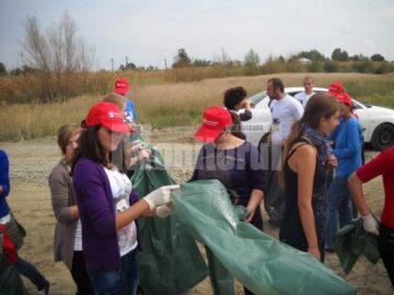 Tineri din întreg județul s-au mobilizat la cea mai mare acțiune de ecologizare
