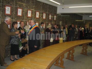 Primarul Ion Lungu a ciocnit cu sărbătoriții o cupă de șampanie