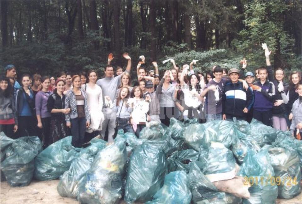 Tineri din întreg județul s-au mobilizat la cea mai mare acțiune de ecologizare