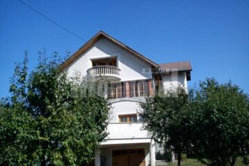 Imobilul în care funcționează salonul de masaj la care a avut loc scandalul de vineri noapte