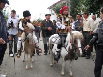 Doi copii au deschis parada călare pe ponei