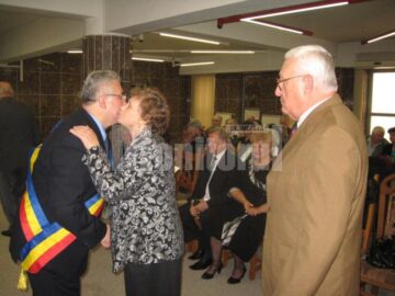 Primarul Ion Lungu a ciocnit cu sărbătoriții o cupă de șampanie