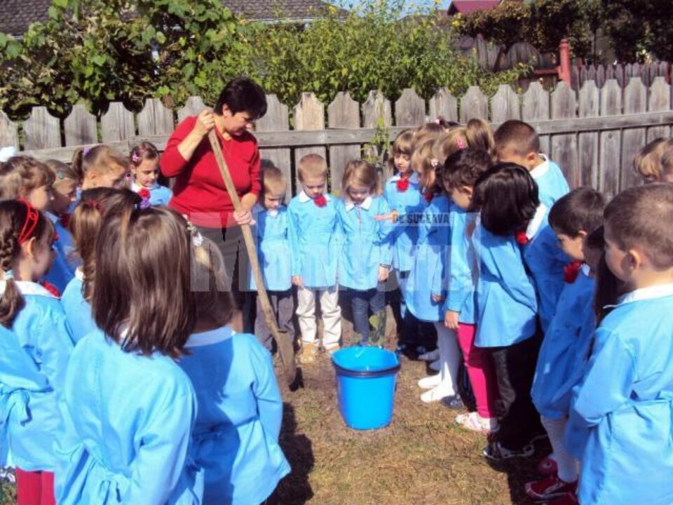 Copiii de la Grădinița „Lizuca” au plantat copaci, pentru a marca ENO Tree Planting Day