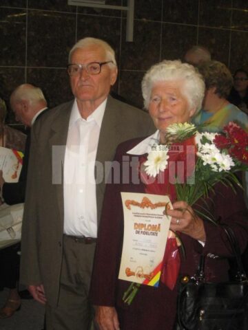 Cuplul căruia i-a fost înmânată diploma de fidelitate