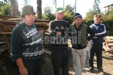 Muncitorii se adună zilnic în fața scolii și așteaptă un reprezentant al firmei