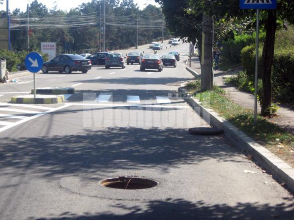 Capacul de canal a sărit, lăsând în urmă o gaură pericol public