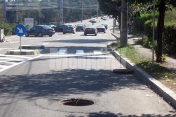 Capacul de canal a sărit, lăsând în urmă o gaură pericol public