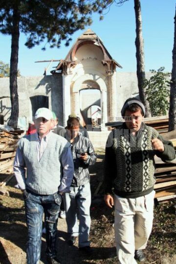 Muncitori revoltați în fața Școlii din Zamostea