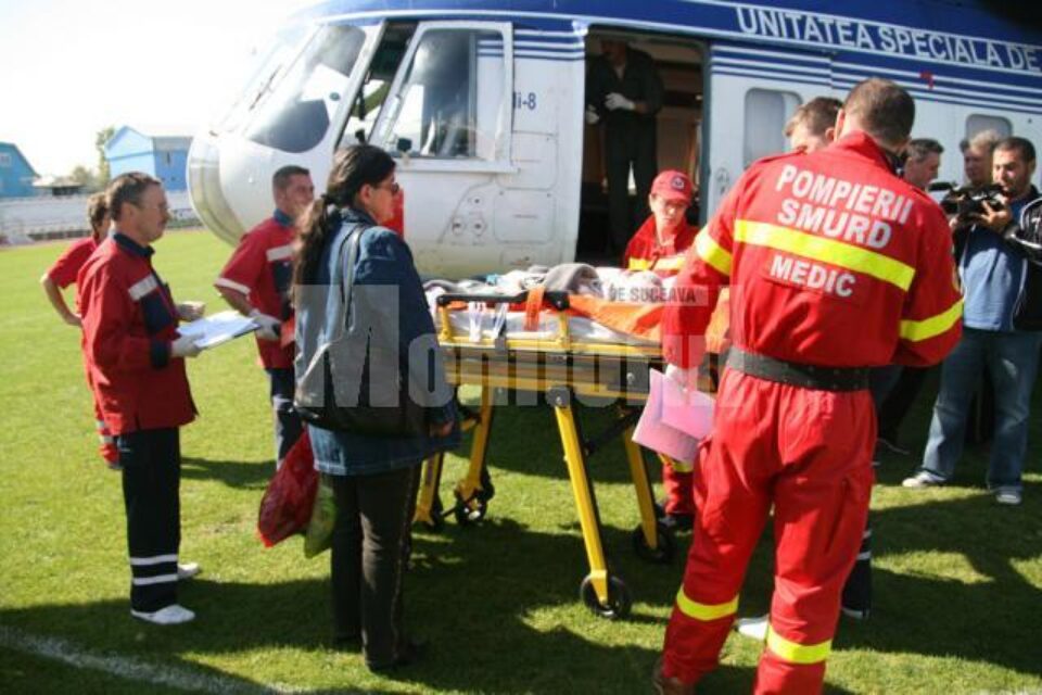 Micuța a fost transportată cu elicopterul la o clinică din Iași