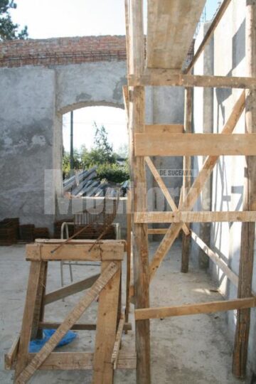 Firma care execută reabilitarea școlii a plecat fără urmă