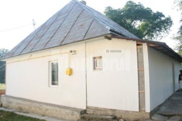Clădirea veche de 117 ani a fost dotată cu termopane și centrală termică, însă pereții se dărâmă iar beciul e invadat de șobolani